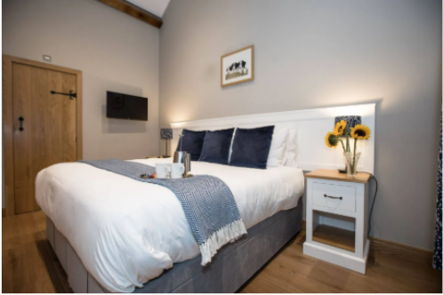 
Cosy en-suite double bedroom with exposed beams at Midlife Blush Yorkshire retreat
